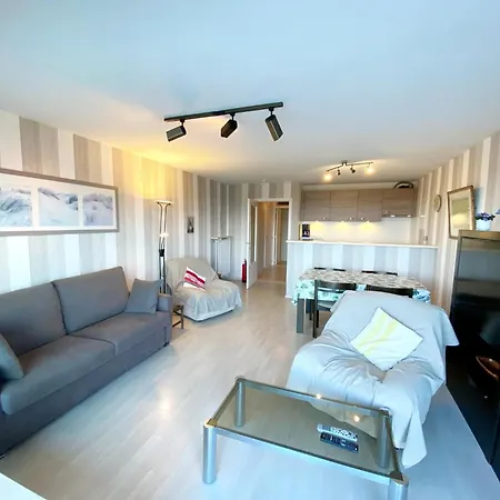 In By The Beach, Cleaning Included Apartamento