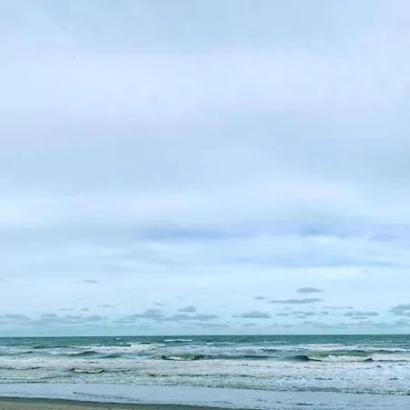 In By The Beach, Cleaning Included Apartamento *